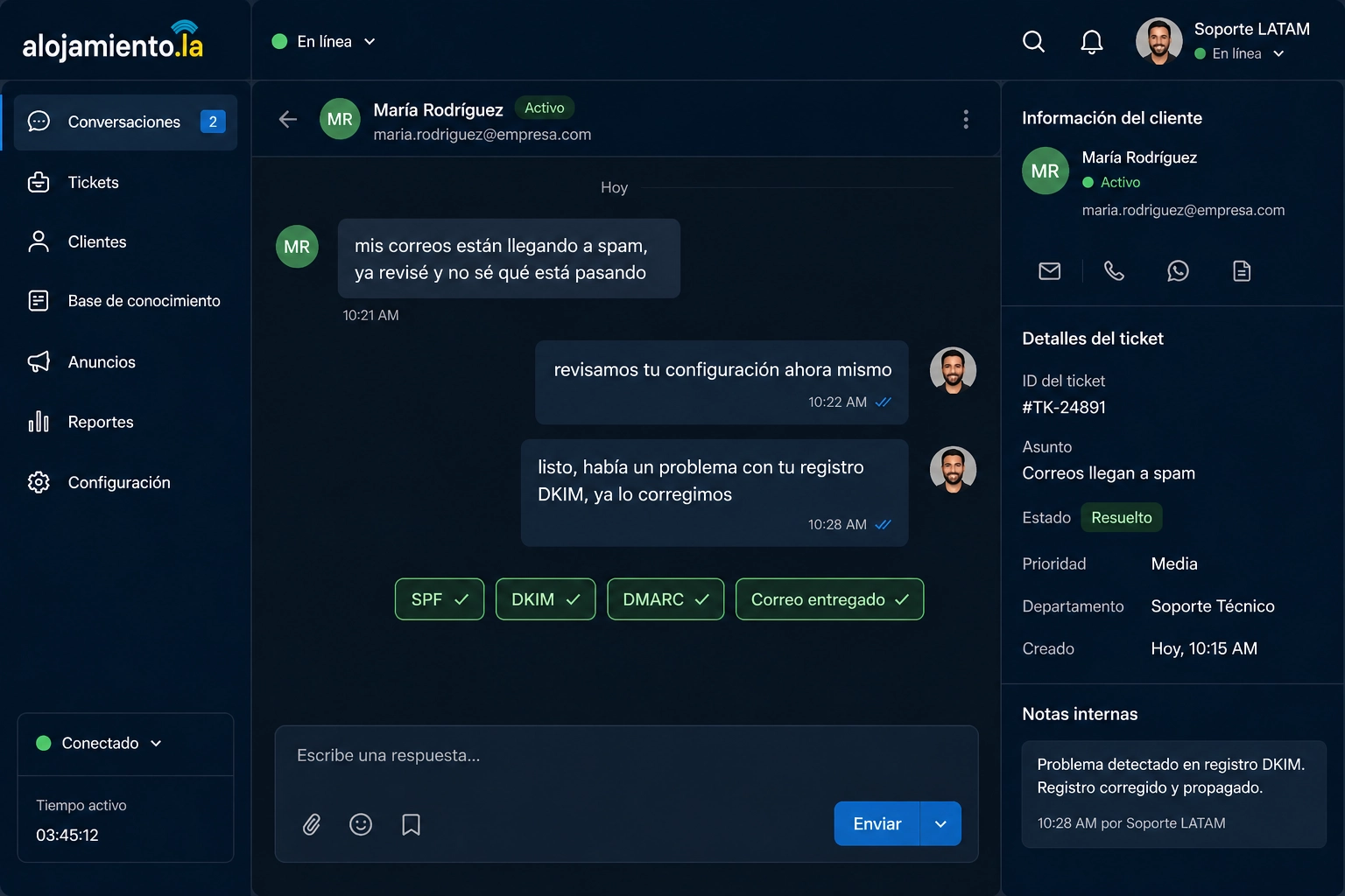 Conversación de soporte técnico resolviendo problema de correos en spam